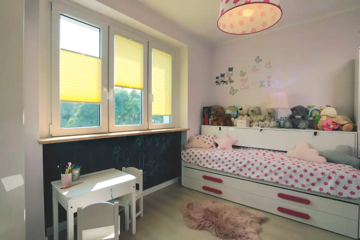 Einladendes Kinderzimmer mit gelben Plissees Gemütliches Kinderzimmer mit Tageslicht und Spielzeug