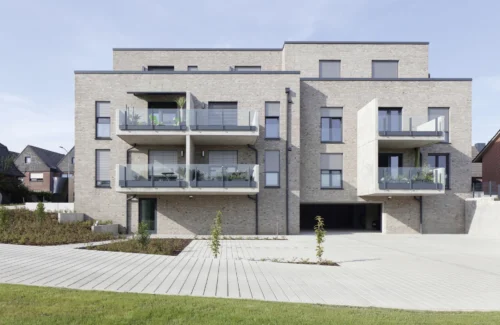 Moderne Wohnanlage mit Balkonen und grüner Umgebung