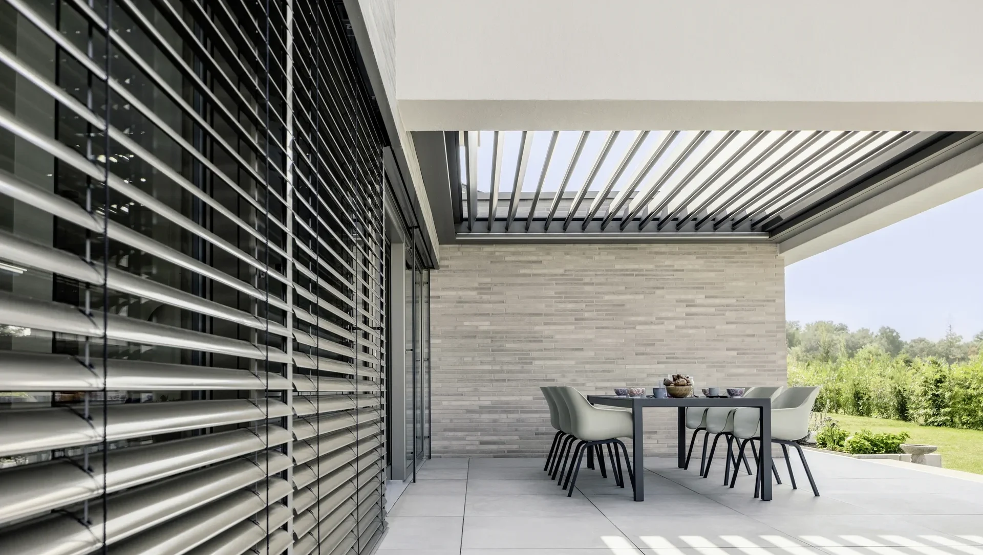 Moderne Gartenlandschaft mit Lounge-Bereich und Pergola